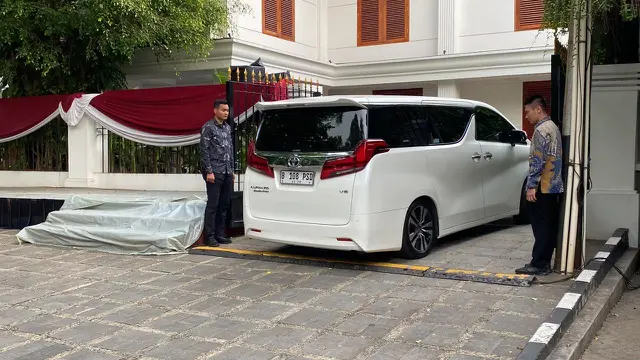 Jelang debat capres 2024 di KPU, calon presiden nomor urut 2 Prabowo Subianto tiba di kediamannya Jl Kertanegara IV, Kebayoran Baru, Jakarta Selatan (Muhammad Genantan Saputra/Merdeka.com)