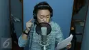 Juara D'Academy Asia, Danang saat melakukan rekaman singel terbarunya, Jakarta, Kamis (14/1/2016) Singel terbaru Danang adalah lagu pemberian dari musisi Malaysia Pak Ngah sebagai hadiah juara 1  D'Academy Asia. (Liputan6.com/Herman Zakharia)