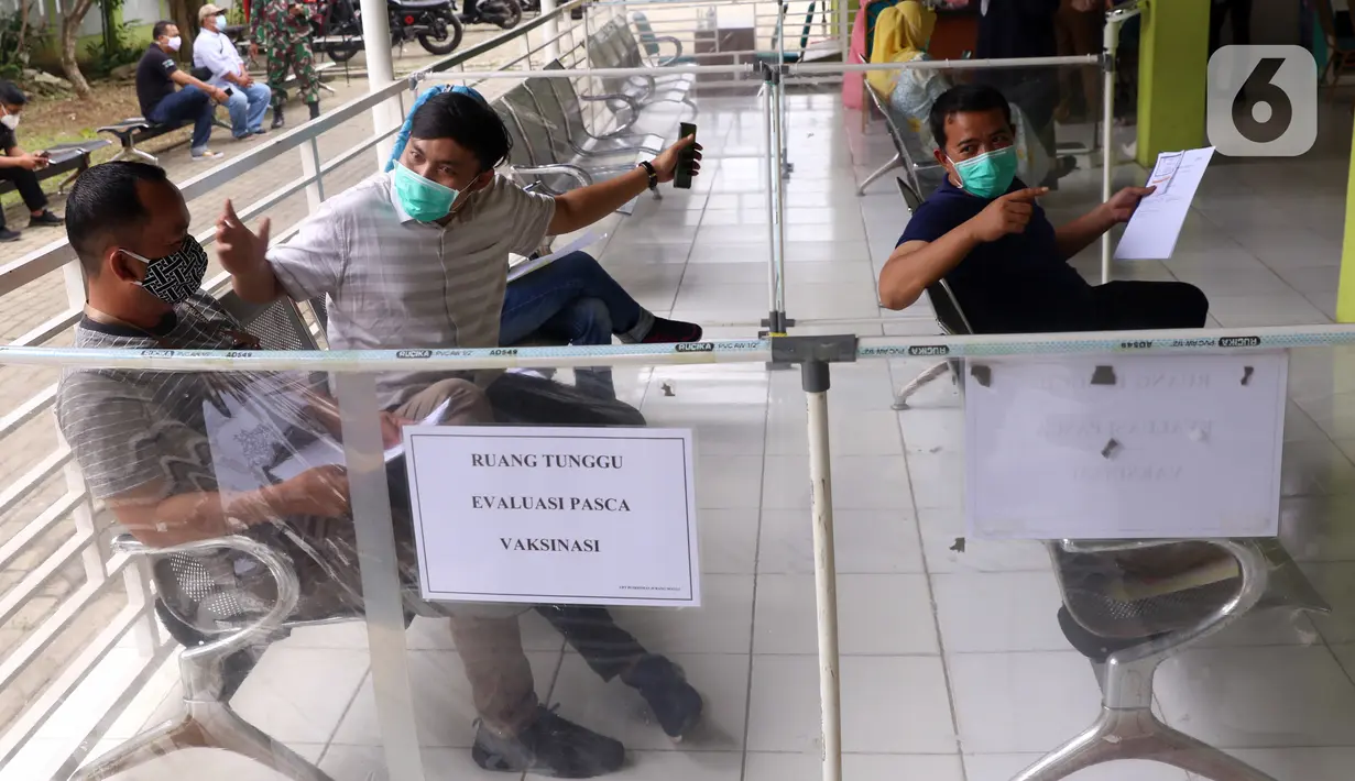 Sejumlah tenaga kesehatan duduk di Ruang Tunggu Evaluasi Pasca Vaksinasi COVID-19 di Puskesmas Jurang Mangu, Tangerang Selatan, Jumat (15/1/2021). Program vaksinasi COVID-19 tahap pertama kepada tenaga kesehatan mulai dilakukan di berbagai daerah di Indonesia. (Liputan6.com/Angga Yuniar)