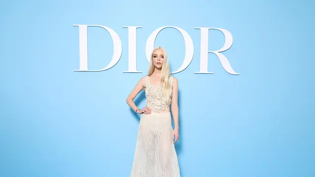 Parade Busana Hitam Putih dari Jisoo BLACKPINK hingga Natalie Portman di Show Dior untuk Paris Fashion Week