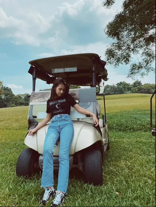 Perempuan kelahiran 11 Januari 2007 memang terkenal dengan gaya santainya yang kece. Seperti saat ia berada di lapangan golf dan berpose dengan mobil golf. Gaya santai Sandrinna Michelle ini berhasil memukau banyak orang. (Liputan6.com/IG/@sandrinna_11)
