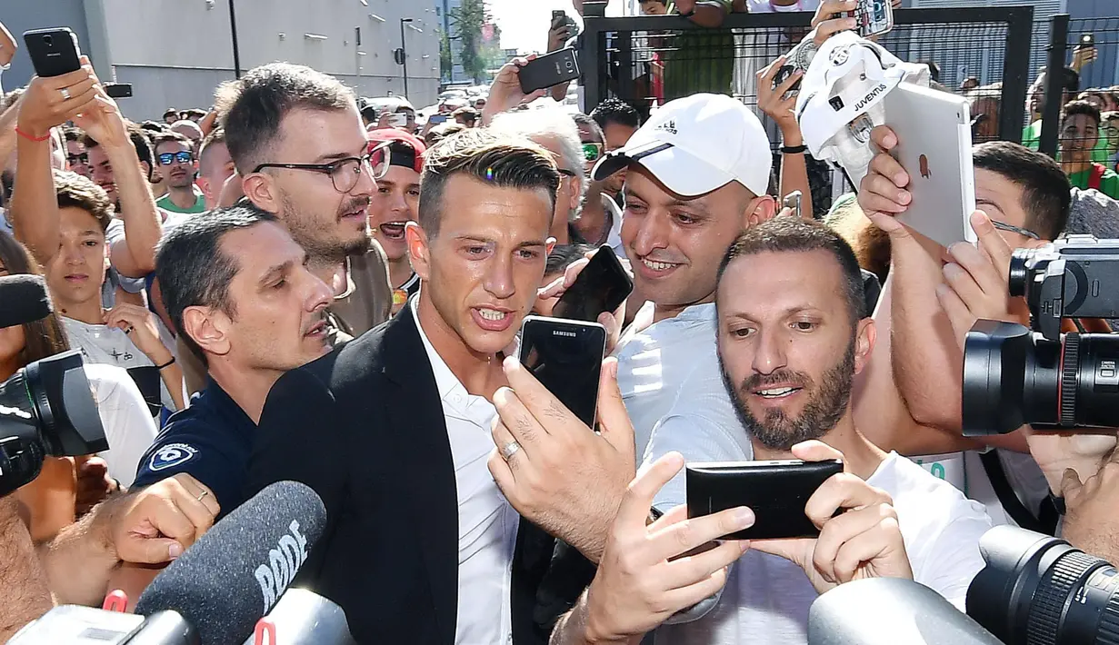 Fans foto bersama pemain baru Juventus, Federico Bernardeschi, di Pusat Medical Juventus di Turin, Senin (24/7/2017). Winger berusia 23 tahun ini direkrut dari Fiorentina dengan harga 40 juta euro (Rp 619,83 miliar). (AP/ANSA/Alessandro Di Marco)