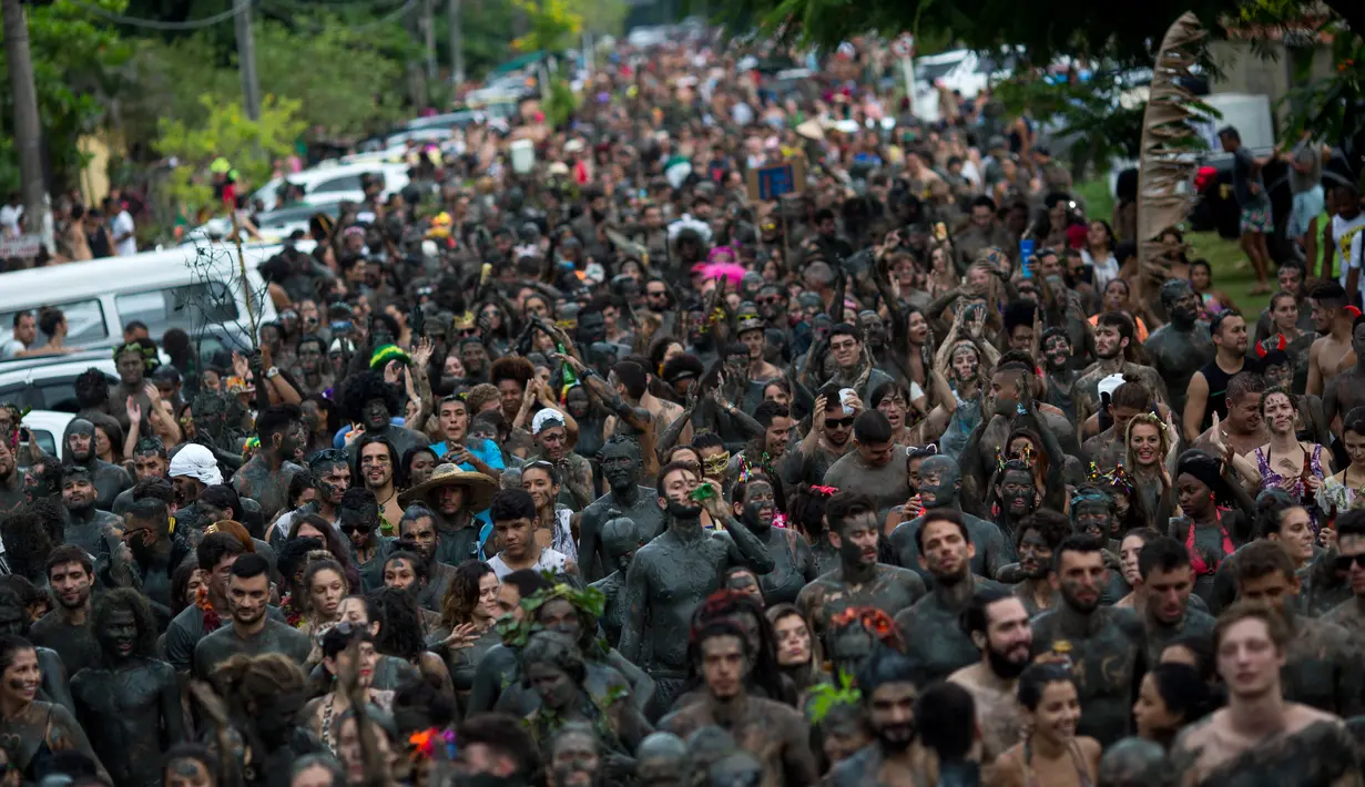Ratusan peserta memadati jalan dengan tubuh yang dipenuhi lumpur saat mengikuti festival tradisional "Bloco da Lama" atau "Mud Street" di Paraty, Brasil (25/2). (AP Photo / Mauro Pimentel)