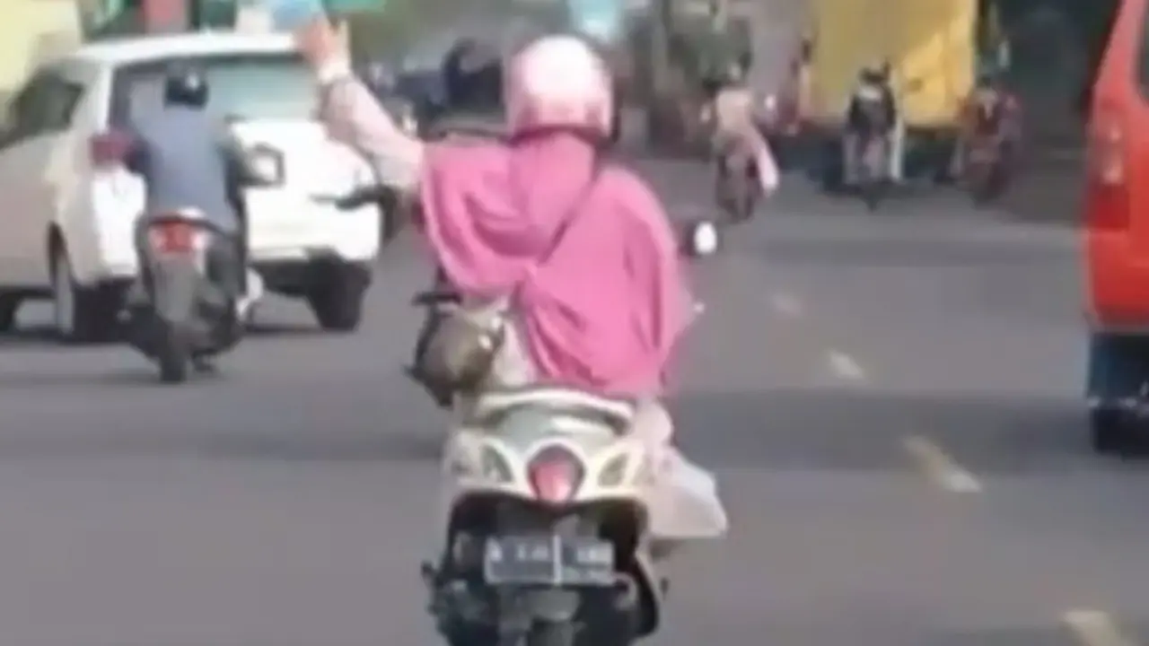 Keren, Viral Aksi Emak-Emak Bantu Mengawal Ambulans agar Bisa Lewat