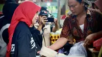 Istri calon presiden Ganjar Pranowo, Siti Atikoh Supriyanti, blusukan ke pasar tradisional Pasar Baru, di Kota Probolinggo, Jawa Timur, untuk belanja dan mendengar aspirasi masyarakat. (Foto: Dokumentasi PDIP).