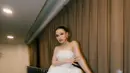 Mahalini tampil flawless dengan strapless gown berwarna putih dengan detail bagian rok yang mengembang dan slit yang memperlihatkan kakinya yang indah. [Foto: Instagram/styledbyfhe]