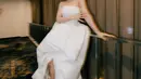 Mahalini tampil flawless dengan strapless gown berwarna putih dengan detail bagian rok yang mengembang dan slit yang memperlihatkan kakinya yang indah. [Foto: Instagram/styledbyfhe]