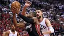 Miami Heat guard Dwyane Wade (3) melakukan tembakan saat dihadang Toronto Raptors guard Jonas Valanciunas (17) pada NBA Playoffs di Air Canada Centre, Toronto, Selasa (3/5/2016). (Reuters/Mandatory/Dan Hamilton-USA TODAY Sports)