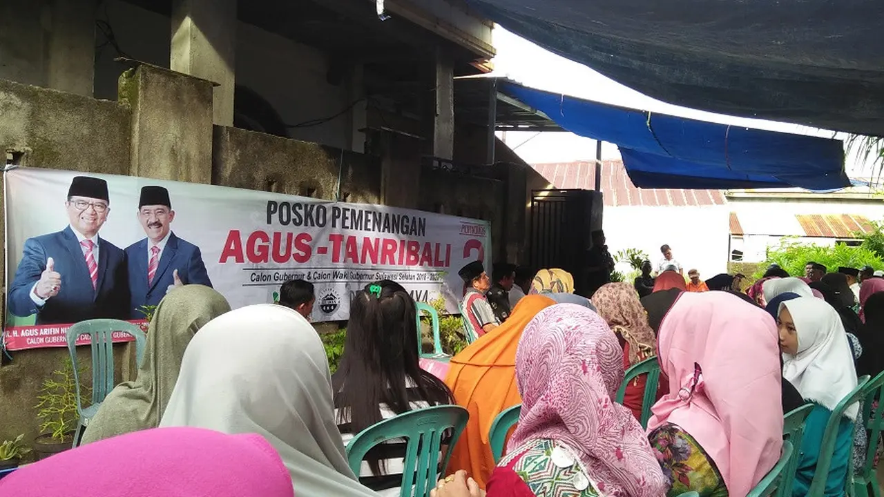 Cagub Sulsel Agus Arifin Nu'mang kampanye dialogis dihadapan emak-emak di Kelurahan Panaikang, Makassar (Liputan6.com/ Eka Hakim)