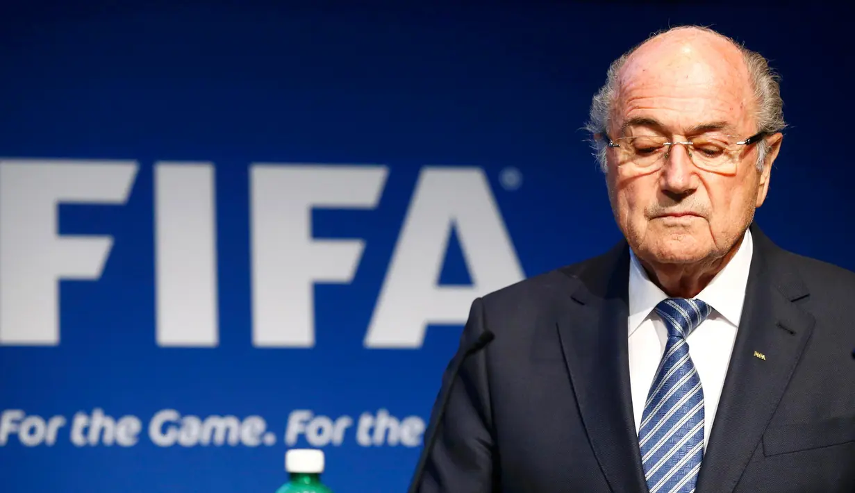 Ekspresi Presiden FIFA, Sepp Blatter saat menggelar konferensi pers terkait pengunduran dirinya, di markas FIFA, Zurich, Swiss, Selasa (2/6). Blatter mengundurkan diri sebagai presiden FIFA setelah 17 tahun menjabat. (REUTERS/Ruben Sprich)
