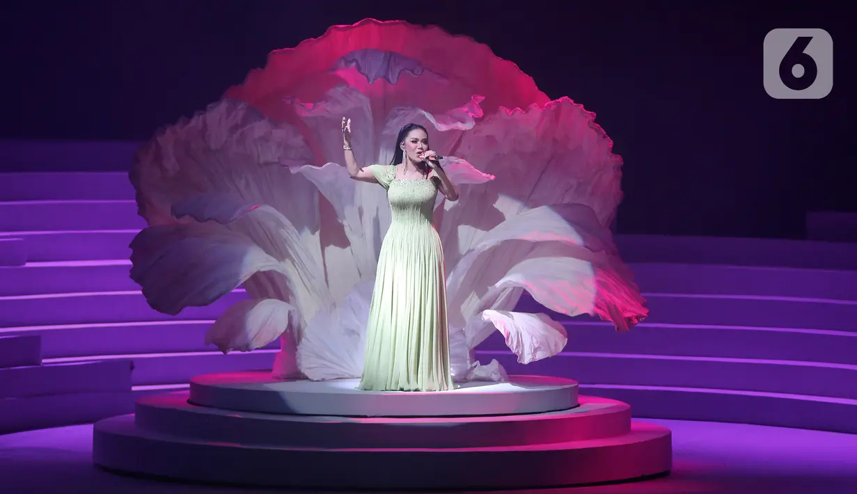 Sebanyak 33 lagu dibawakan Krisdayanti sebagai persembahan dari 33 tahun Krisdayanti berkarya di dunia musik tanah air. (Fimela.com/Bambang E. Ros)