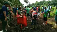 Para pekerja berkelompok begitu kedatangan harimau Bonita. Foto: (M Syukur/Liputan6.com)