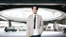 Artis Apo Nattawin Wattanagitiphat, aktor Thailand yang populer ini mengenakan Dior Prive Tote Bag warna coklat. Ia memadukannya dengan jaket coklat dipadukan inner kemeja putih dan dasi putih senada dengan celananya.  [Dior]
