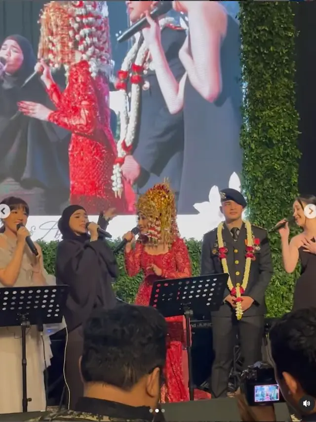 Ditunggu Penggemar, Ini 6 Potret Anggota Blink Reuni di Pernikahan Febby Rastanty