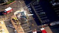 Pesawat yang jatuh di tempat parkir toko. (Fox News) 