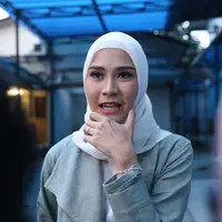 Pasangan sutradara dan pemeran Hanung Bramantyo dan Zaskia Adya Mecca tengah menanti anak keempatnya. Kini, Zaskia tengah hamil tiga bulan. Meski tengah hamil muda, Zaskia tidak membatasi kegiatannya. (Nurwahyunan/Bintang.com)