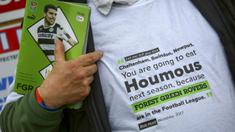 Suporter Forest Green Rovers bersiap menyaksikan laga Piala Liga melawan MK Dons di Stadion New Lawn, Nailsworth, Selasa (8/8/2017). FGB merupakan klub sepak bola yang mengedepankan hidup sehat dan ramah lingkungan. (AFP/Geoff Caddick)