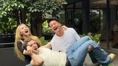 ‘Mimpi apa gue nyanyi bareng dia di rumah gue pula. Berasa kayak di Breakout lagi,’ tulis Boy William. Lauv menyanyikan lagu berjudul Mean It sambil main piano bersanding Boy William. (Liputan6.com/IG/@lauvsongs)
