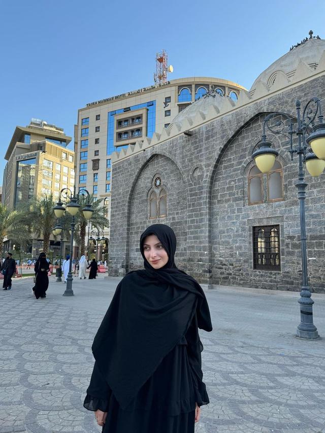 Tampilan Sarah Keihl Saat Ibadah Umroh Ini Banjir Pujian Warganet