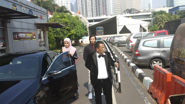 Pengacara Hotman Paris bersama Fairuz A. Rafiq di SPKT Polda Metro Jaya (Liputan6.com/ Sapto Purnomo)