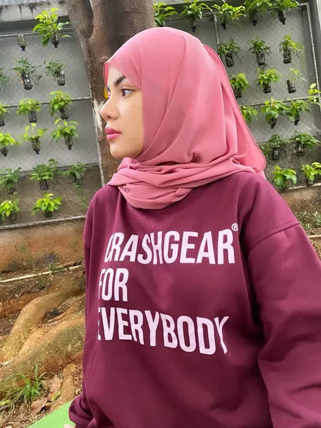 Demo Pakai Bikini, Ini 7 Potret Dinar Candy Pakai Hijab yang Bersahaja