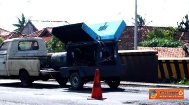 Citizen6, Pantura: Jalan Pantura, Indramayu yang biasa dilalui truk untuk menyebrang yang semula berlubang sudah mulai diperbaiki. (Pengirim: Tresna)