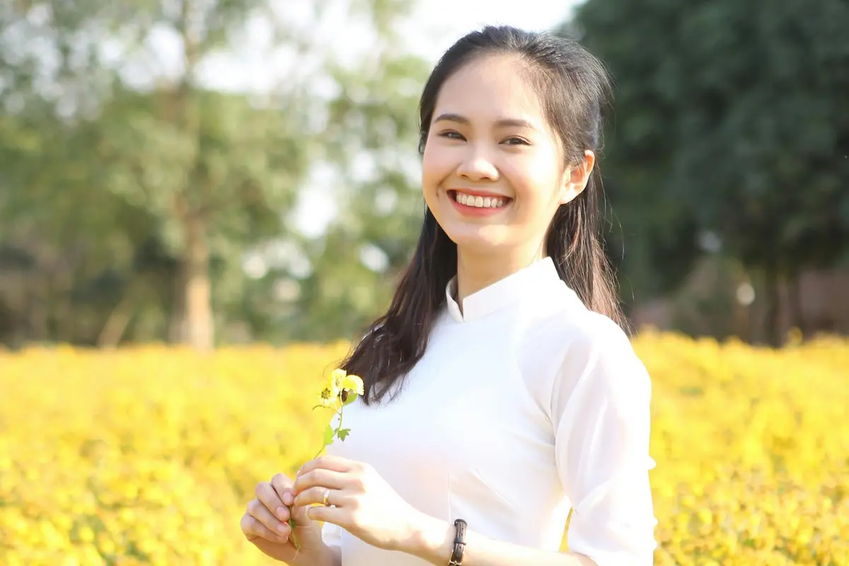 tersenyum bahagia baju putih eskpresi kalem cantik manis