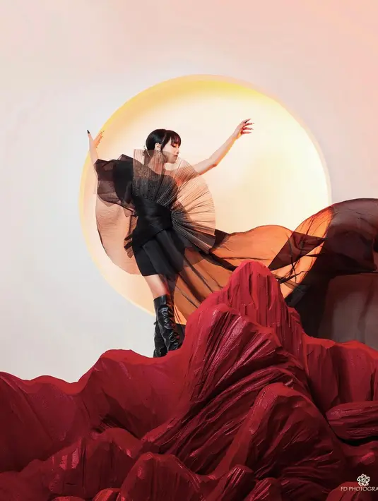 Bak model profesional, Fuji juga menunjukkan pose terbaiknya dengan memanfaatkan set studio dan keunikan busana yang dikenakannya. [cr: @fdphotography90].