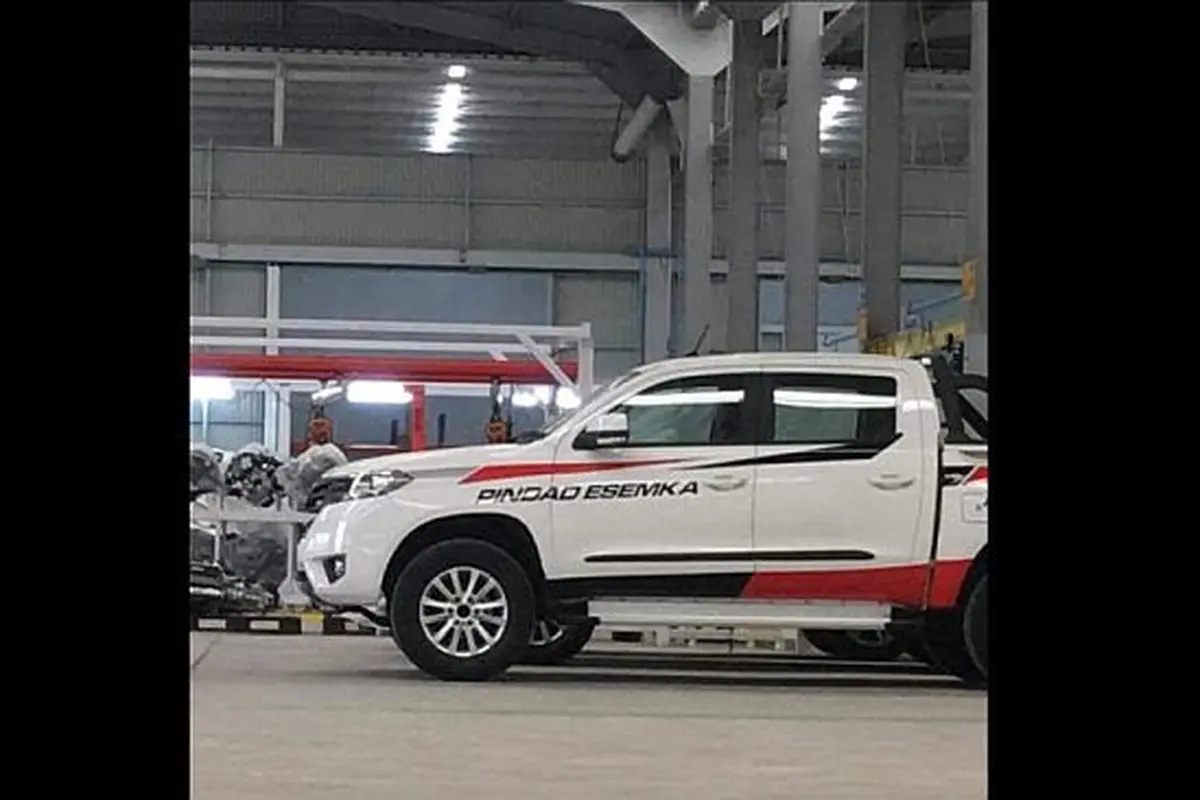 Mobil Esemka berlogo Pindad