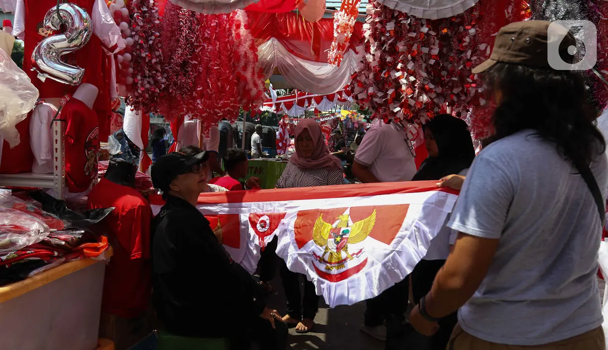Penjualan bendera dan pernak-pernik Agustusan ini akan terus berjualan hingga perayaan hari kemerdekaan usai di akhir bulan Agustus nanti. (Liputan6.com/Herman Zakharia)