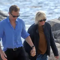 Taylor Swift tertangkap kamera tengah bermesraan dengan Tom Hiddleston. (sumber: The Sun)