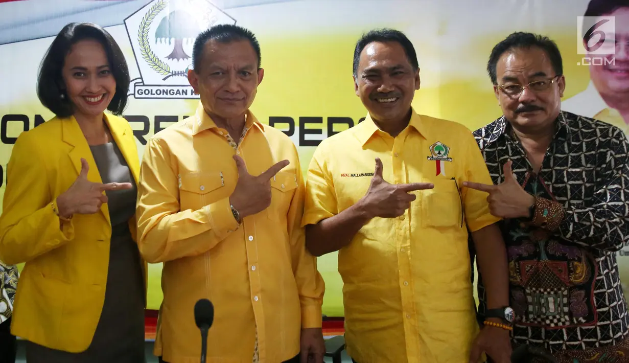 Sekjen DPP Partai Golkar Lodewijk Friederch (dua kiri) bersama jajaran Pengurus DPP Partai Golkar berpose usai memberi keterangan pers terkait Surat Keputusan Pengurus DPP Partai Golkar, Jakarta, Kamis (25/1). (Liputan6.com/JohanTallo)