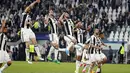 Para pemain Juventus merayakan kemenangan atas Barcelona pada leg pertama babak perempatfinal Liga Champions di di Juventus Stadium, Selasa (11/4/2017). Juventus menang 3-0. (AP/Antonio Calanni)