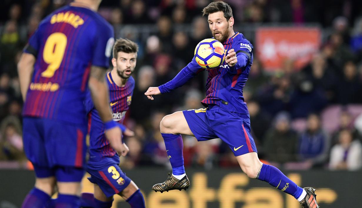 Pada Laga melawan Deportivo La Coruna, Lionel Messi gagal mencetak gol lewati titik putih pada lanjutan La Liga Santander di Camp Nou stadium, Barcelona, (17/12/2017).  Barcelona menang 4-0. (AFP/Javier Soriano)
