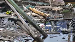 Tumpukan sampah laut yang mencemari Kampung Nelayan Cilincing, Jakarta Utara, Selasa (8/6/2021). Dimana sampah tersebut sekitar 12.785 ton berasal dari aktivitas di laut. (merdeka.com/Iqbal S. Nugroho)