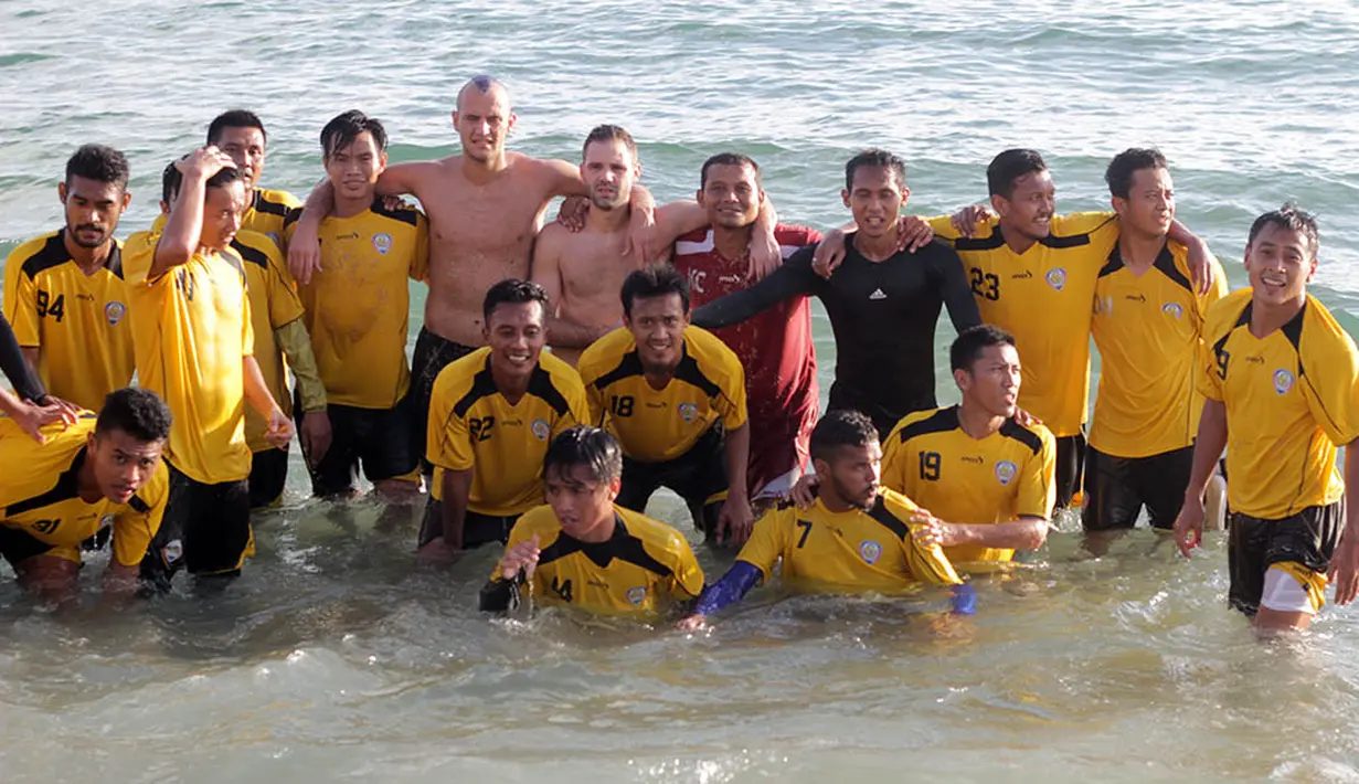 Para pemain dan pelatih Arema Cronus foto bersama usai mengikuti latihan fisik di Pantai Balekambang, Malang. (Bola.com/Kevin Setiawan)