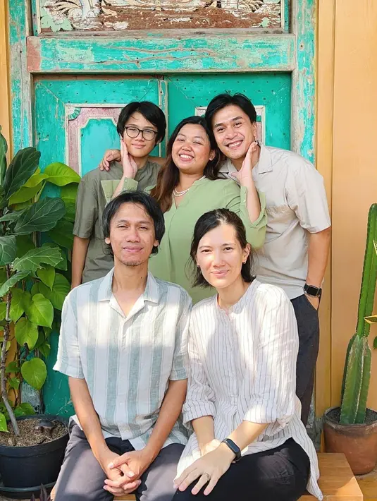 Sarah dan Eross sudah menjalani rumah tangga selama 14 tahun. Rumah tangga mereka terbukti adem ayem dan jauh dari gosip. [Instagram @sarahcandra]