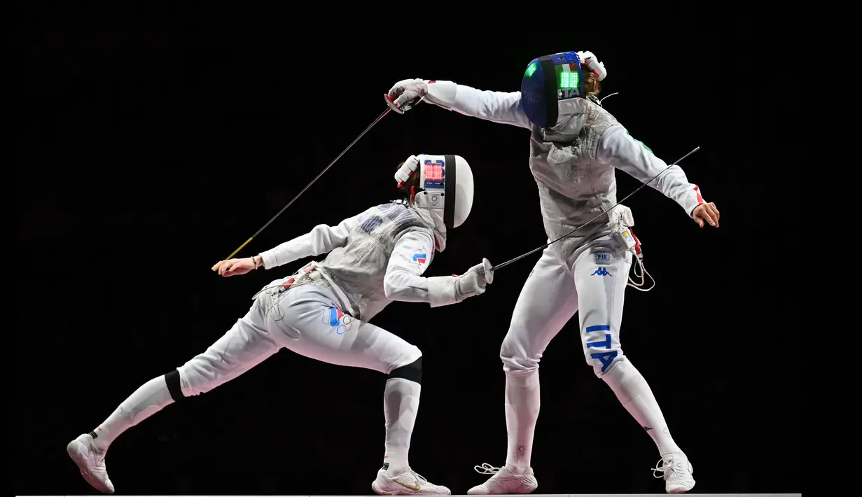 Atlet Anggar asal Rusia Larisa Korobeynikova (kiri) bertanding dengan Alice Volpi dari Italia dalam perebutan medali perunggu individu foil putri Olimpiade Tokyo 2020 di Makuhari Messe Hall, Prefektur Chiba, Jepang, Minggu (25/7/2021). (Foto: AFP/Fabrice Coffrini)