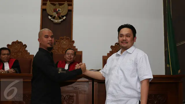 20151119-Adegan Romantis Ahmad Dhani vs Farhat Abbas di Persidangan-Jakarta