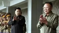 Kim Jong-un dan ayahnya yang juga mantan diktator Korea Utara, Kim Jong-il (Reuters)