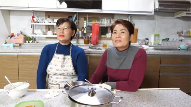 Apa Komentar Ibu-Ibu Korea Saat Mencoba Makan Lontong Sayur?