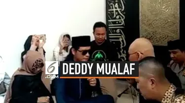 Deddy Corbuzier resmi menjadi mualaf usai mengucapkan dua kalimat syahadat di Pondok Pesantren Ora Aji, Yogyakarta. Proses ini dibimbing langsung Gus Miftah dan disaksikan oleh ratusan jemaah.