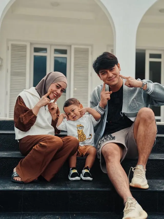 Potret Lesti Kejora bersama Rizky Billar dan Anak (Sumber: Instagram/@lestikejora)