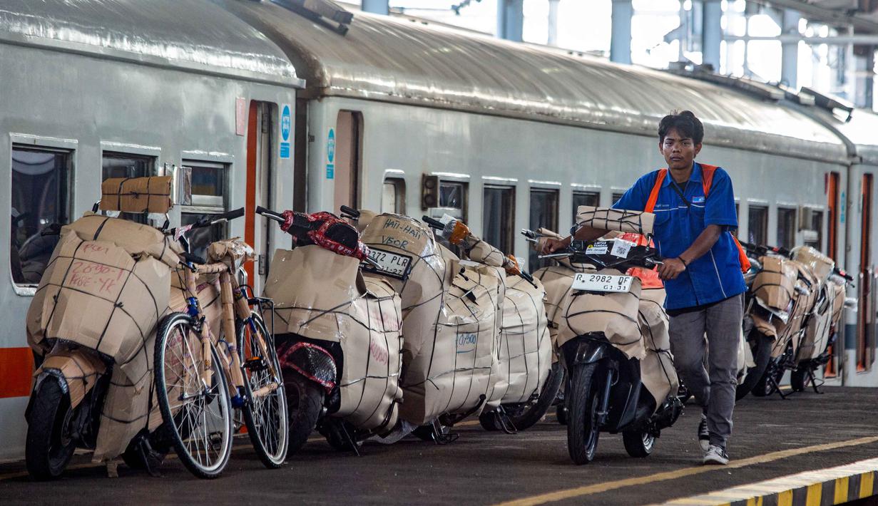 Terdapat 254 motor ikut diberangkatkan melalui layanan Motis lintas tengah dengan tujuan akhir Stasiun Lempuyangan. Tampak dalam foto, sepeda motor yang dibungkus terlihat di peron setelah diturunkan dari gerbong barang kereta api di stasiun kereta api Lempuyangan, Yogyakarta pada 14 Maret 2026. (DEVI RAHMAN/AFP)