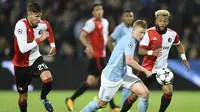 Gelandang Manchester City, Kevin De Bruyne, berusaha mengontrol bola saat melawan Feyenoord pada laga Liga Champions di Stadion Feyenoord, Rotterdam, Rabu (13/9/2017). Feyenoord kalah 0-4 dari City. (AFP/Emmanuel Dunand)