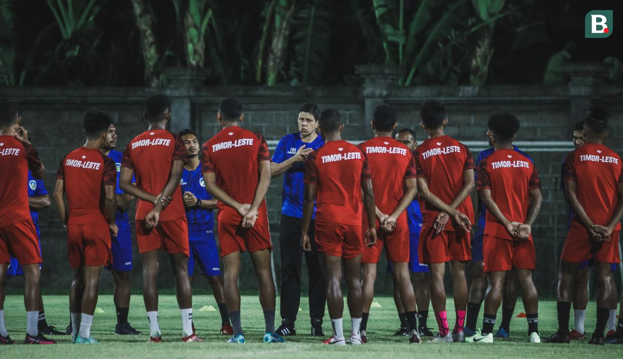 Dalam laga yang akan digelar di Stadion Kapten I Wayan Dipta Gianyar, Timnas Indonesia lebih diunggulkan atas Timor Leste yang kini diarsiteki pelatih asal Brasil Fabio Maciel. (Bola.com/Maheswara Putra)