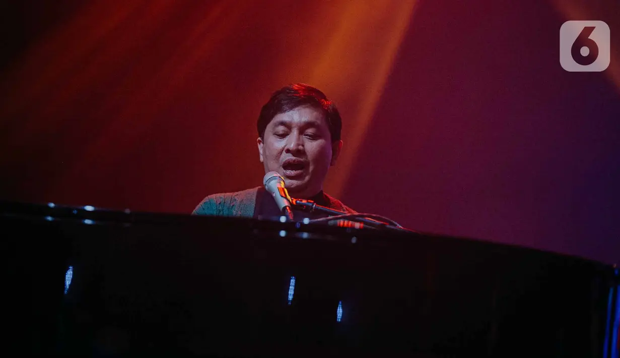 Pentolan Kahitna Yovie Widianto tampil dalam pada hari ketiga BNI Java Jazz Festival 2022 di Jakarta International Expo, Kemayoran, Jakarta Pusat, Minggu (29/5/2022). Kahitna membawakan sejumlah tembang hits miliknya seperti, Anda Dia Tahu dan Cantik. (Liputan6.com/Faizal Fanani)
