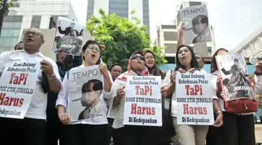 Relawan Jokowi Mania membawa poster bergambar sampul Majalah Tempo saat mendatangi Gedung Dewan Pers, Jakarta, Senin (16/9/2019). Kedatangan relawan tersebut untuk melaporkan Majalah Tempo edisi 16-22 September 2019 dengan cover "Janji Tinggal Janji" kepada Dewan Pers. (merdeka.com/Iqbal S. Nugroho