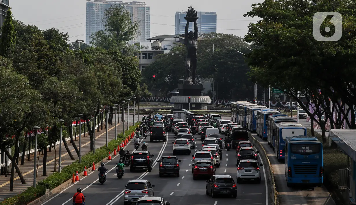 Suasana lalu lintas di Jalan Jenderal Sudirman saat hari pertama pemberlakuan  kebijakan ganjil-genap kendaraan di Jakarta, Senin (3/8/2020). Pemprov DKI Jakarta kembali memberlakukan kebijakan ganjil-genap bagi kendaraan roda empat pribadi di 25 ruas jalan di Jakarta. (Liputan6.com/Johan Tallo)