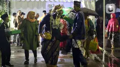 Pasangan peserta nikah massal usai pelaksanaan itsbat nikah di halaman Balai Kota DKI Jakarta, Selasa (31/12/2019). 633 pasangan, terdiri dari pernikahan baru 143 pasangan dan 490 pasangan itsbat nikah mengikuti acara nikah massal yang digelar Pemprov DKI Jakarta. (Liputan6.com/Helmi Fithriansyah)